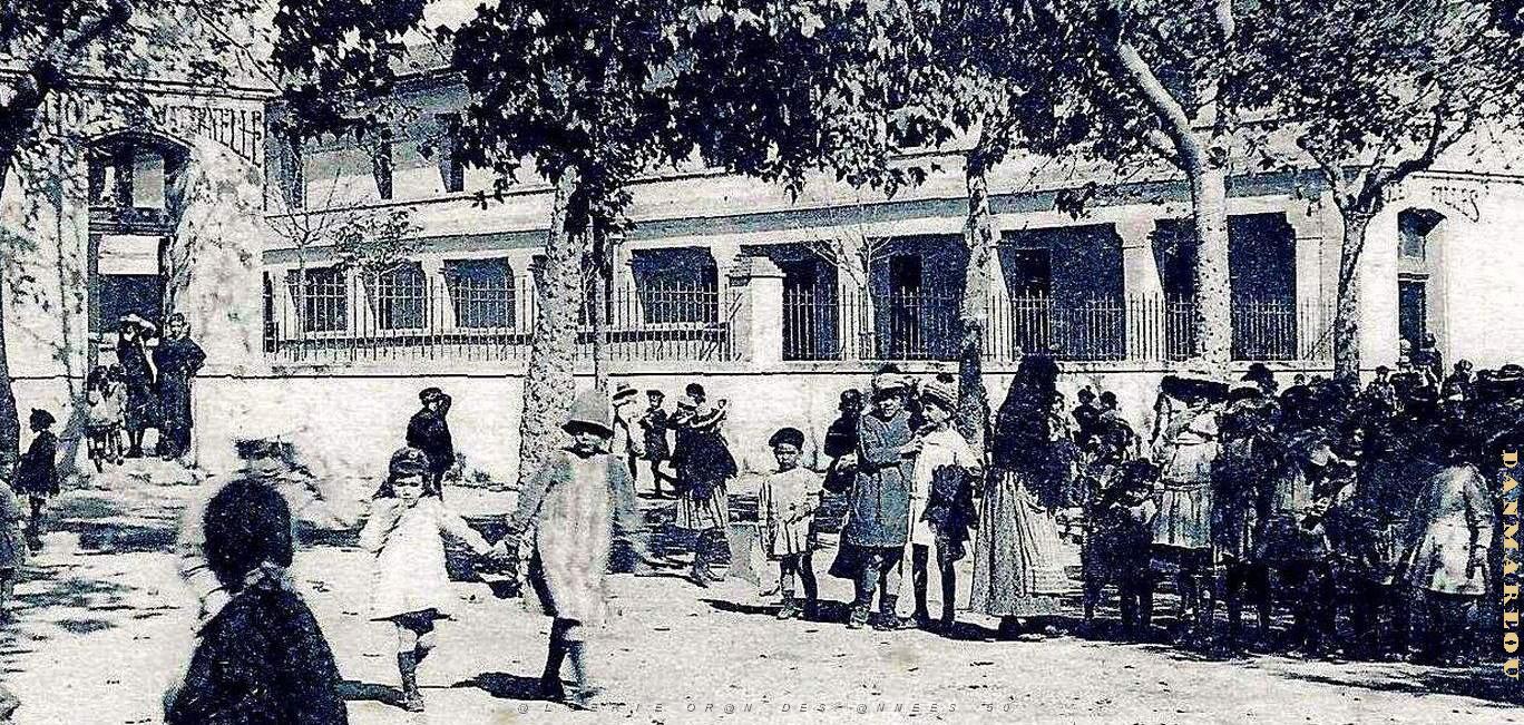 2461- Tlemcen - Place de la Victoire2 - ecole.jpg